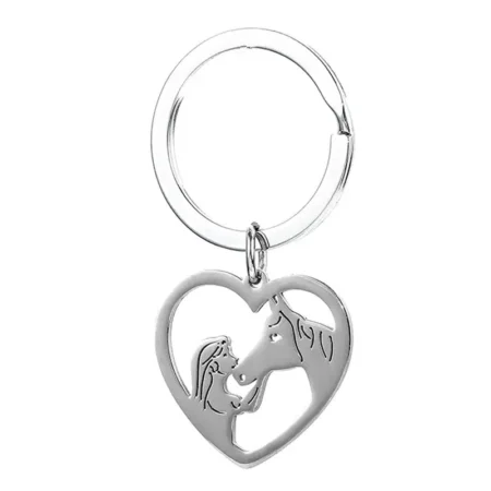 Ein Schlüsselanhänger „Herz mit Pferd und Mädchen“ mit einem herzförmigen Anhänger mit einem Reliefdesign eines Mädchens und eines Pferdes darin.
